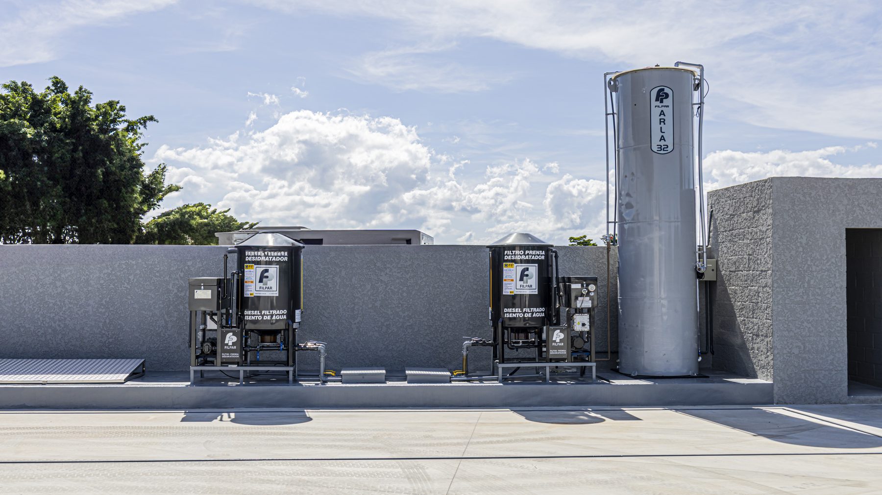 Filtros de diesel e tanque de Arla 32 na unidade BR